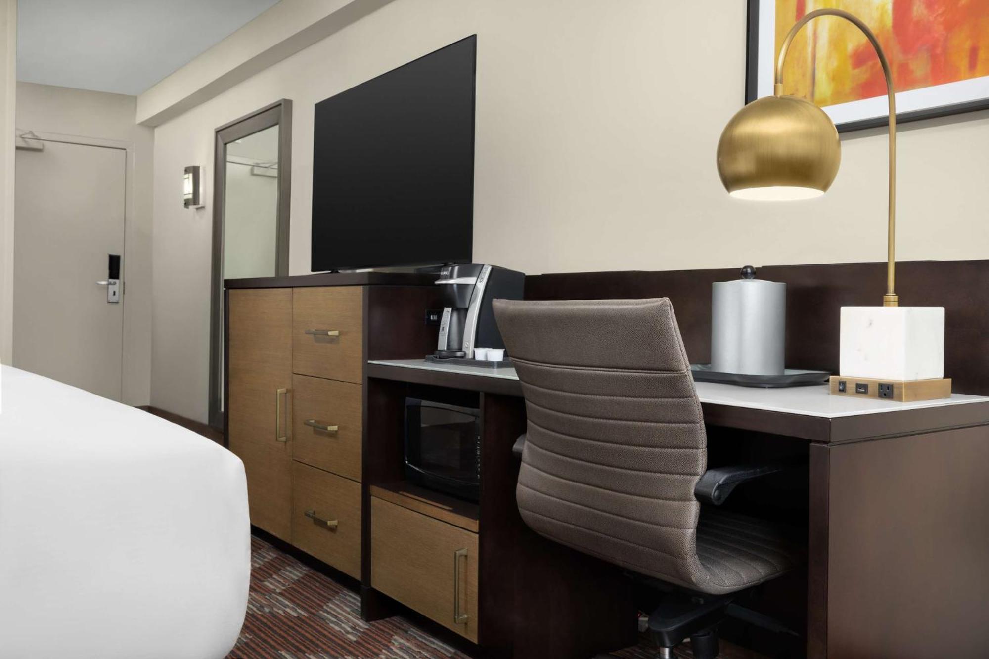 Doubletree By Hilton Greensboro Airport Exterior foto