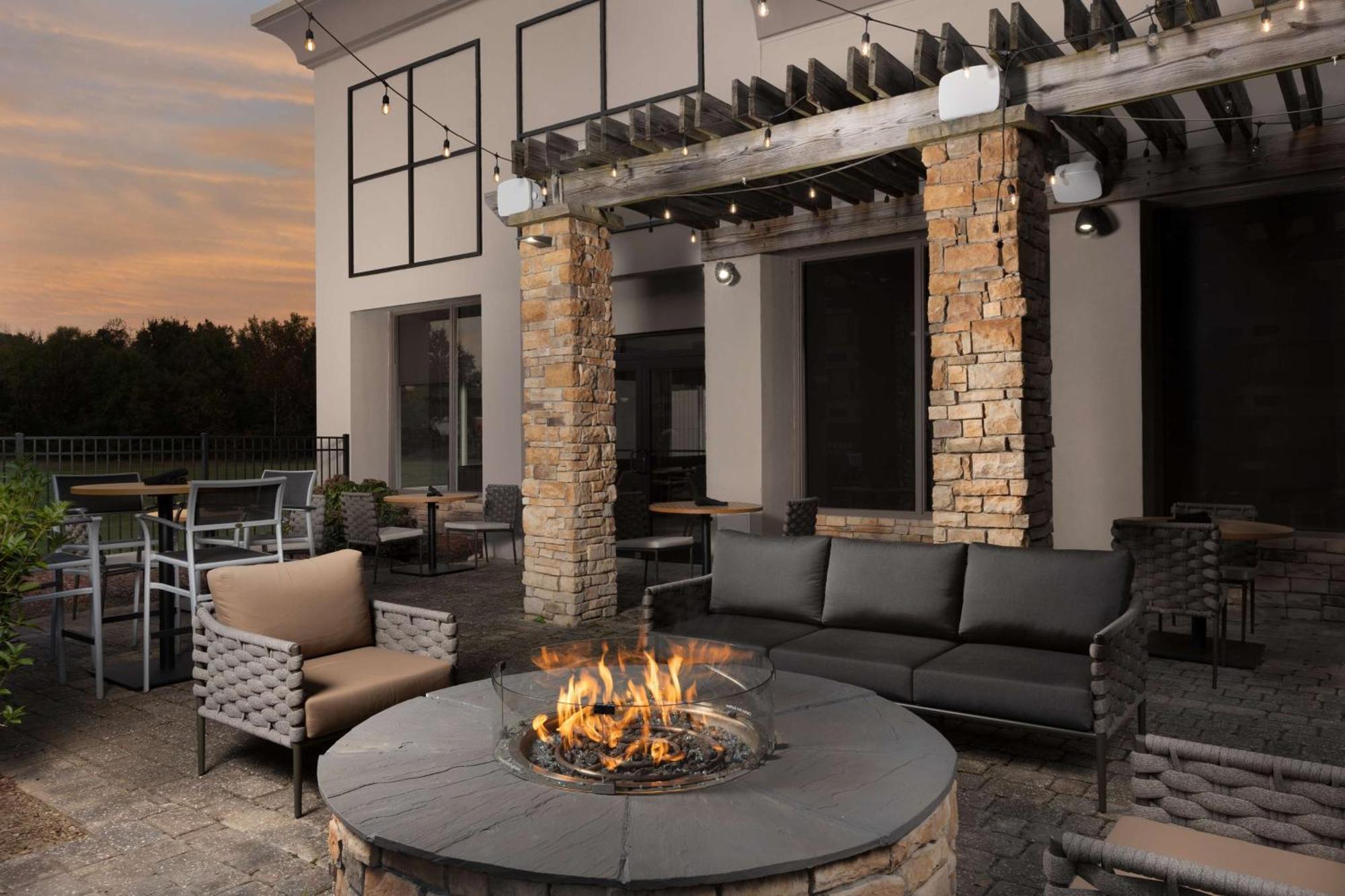 Doubletree By Hilton Greensboro Airport Exterior foto